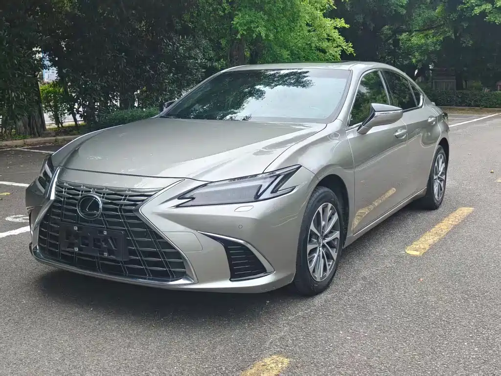 Lexus ES 2025 — фото 1