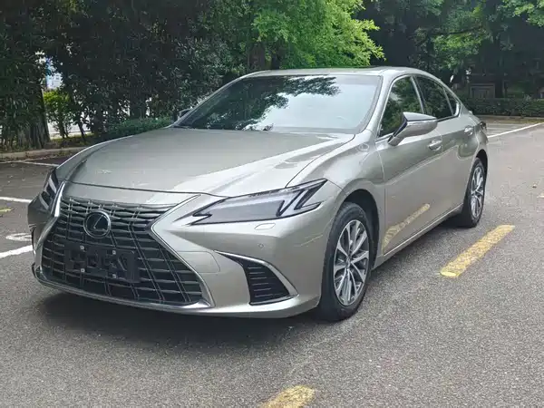 Lexus ES 2025