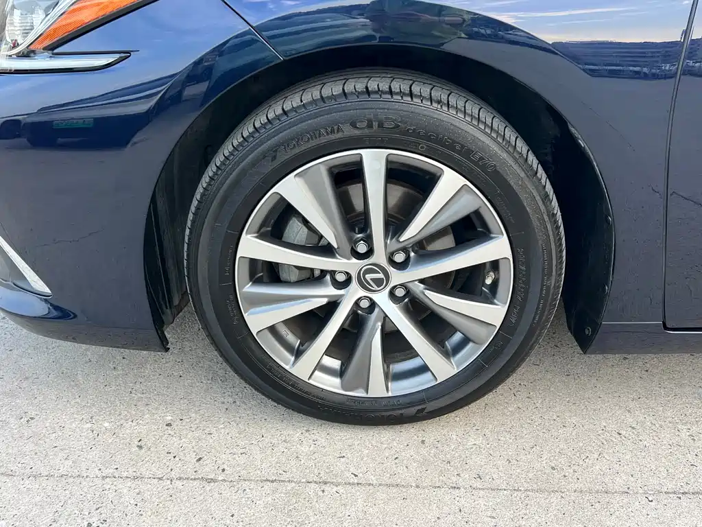 Lexus ES 2018 — фото 13