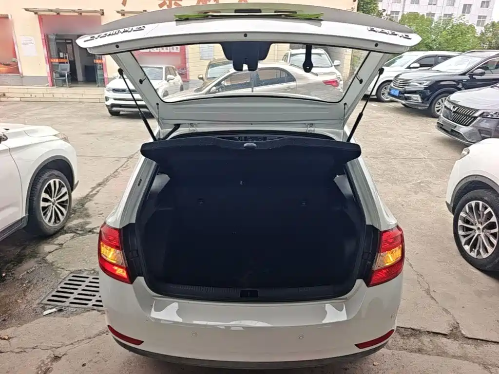 Skoda Rapid Spaceback 2019 — фото 19