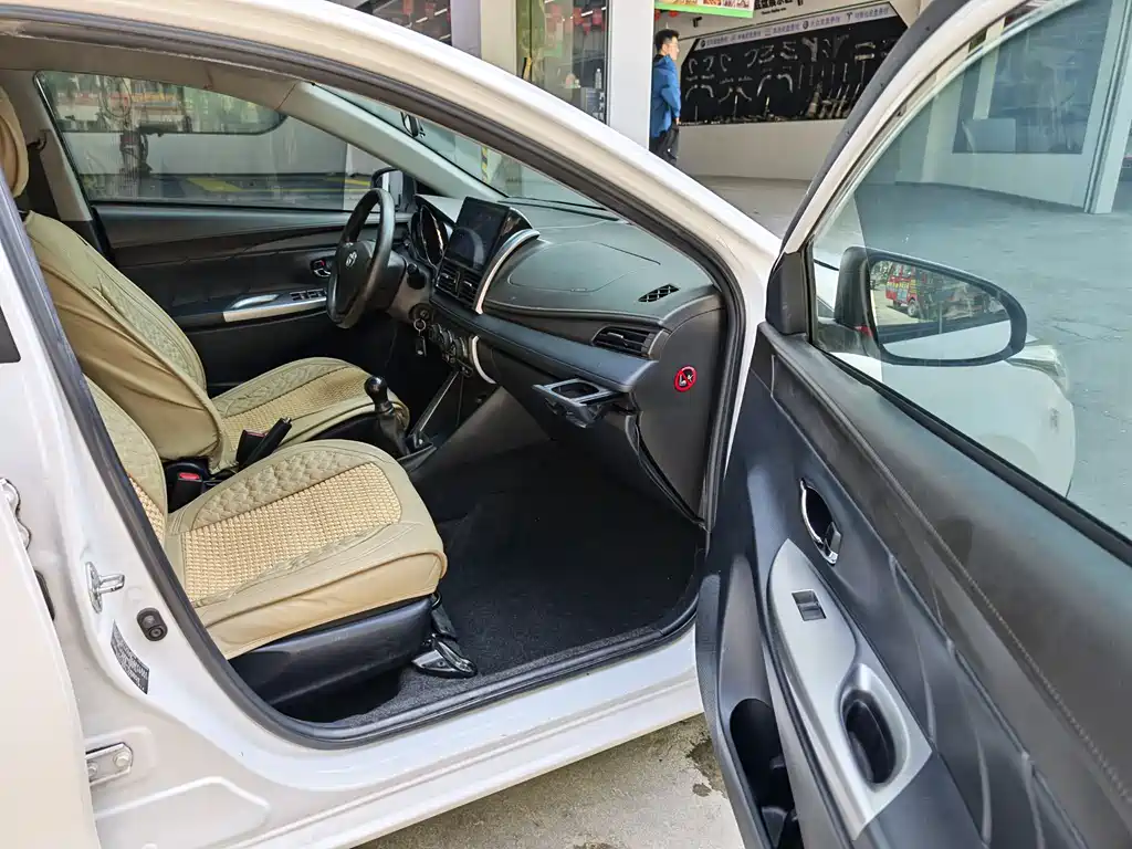 Toyota Yaris L 2015 — фото 7