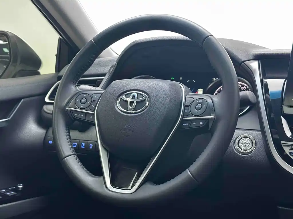 Toyota Camry 2023 — фото 12