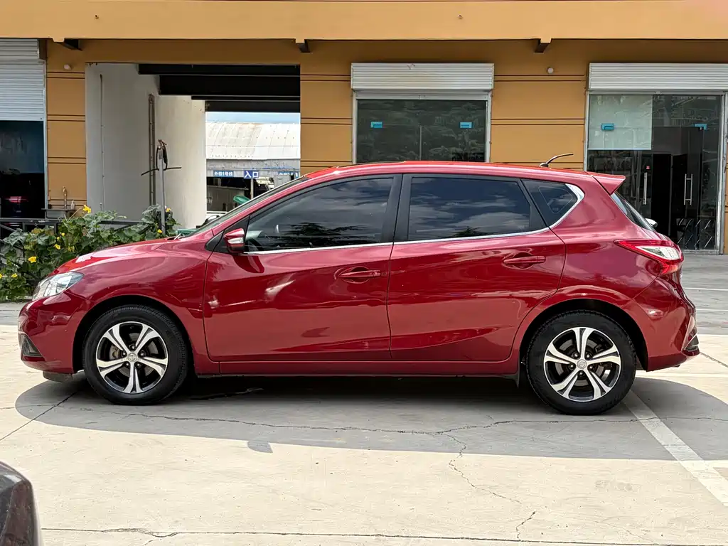 Nissan Tiida 2017 — фото 14