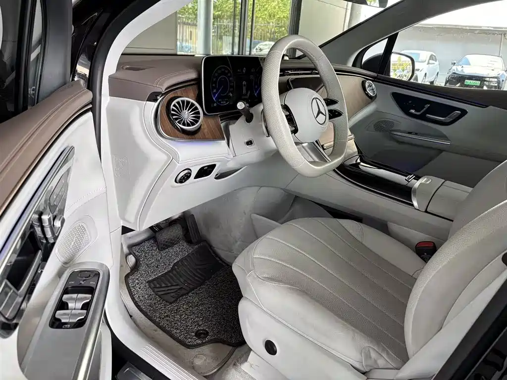 Mercedes-Benz EQE SUV 2025