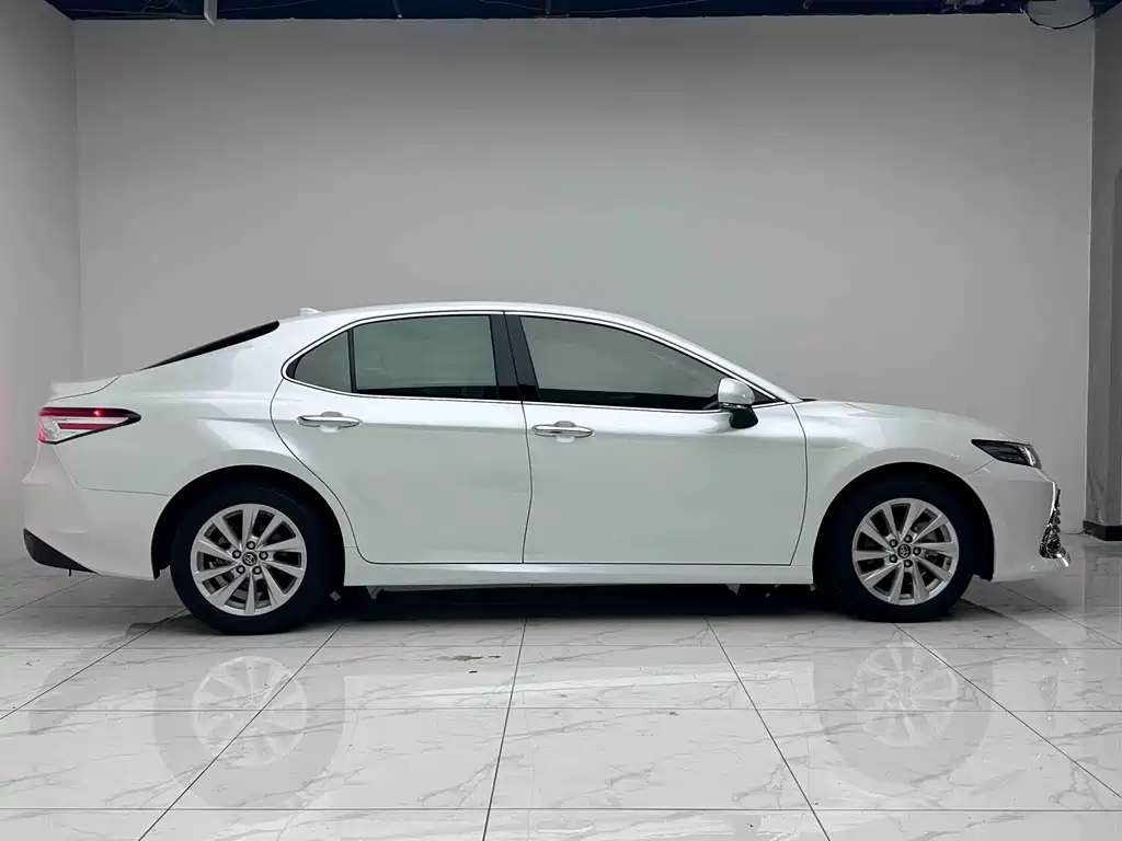 Toyota Camry 2023 — фото 6