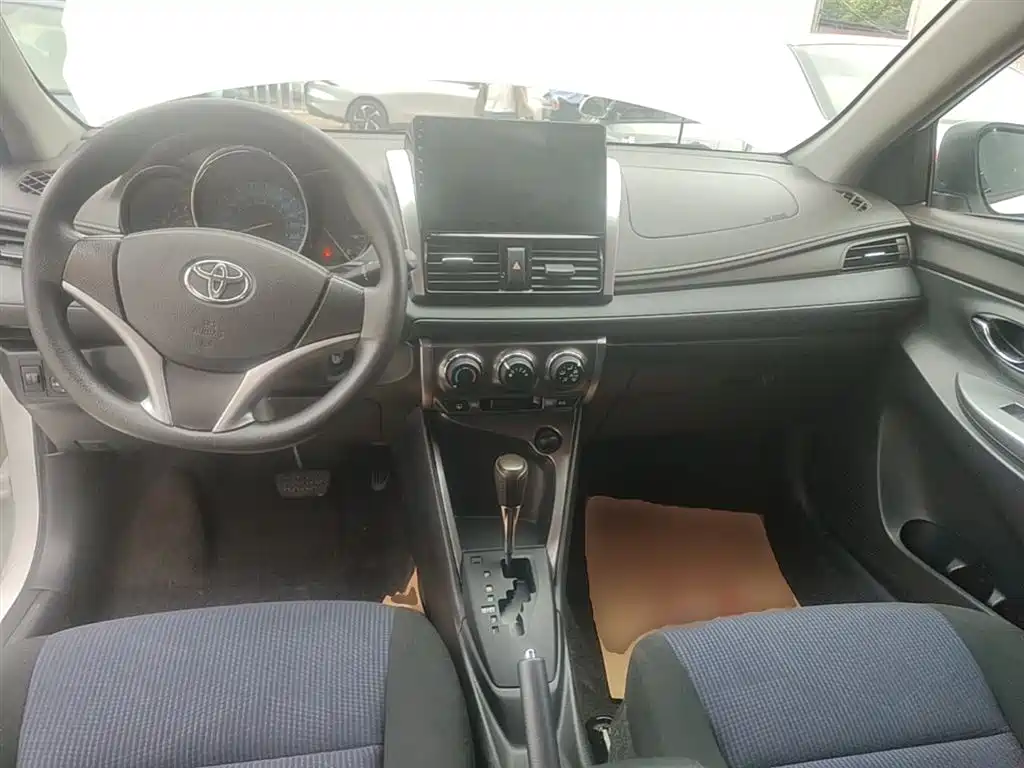 Toyota Yaris L 2016 — фото 10