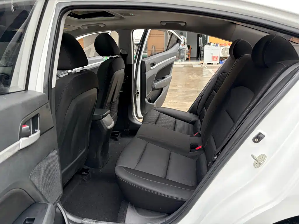 Hyundai Elantra 2018 — фото 13