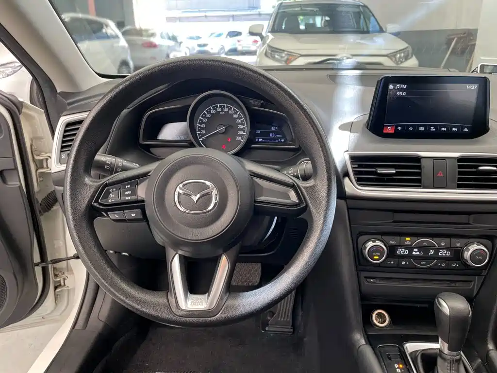 Mazda 3 Axela 2019 — фото 13