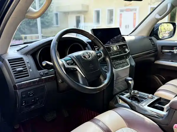 Toyota Land Cruiser 2011
