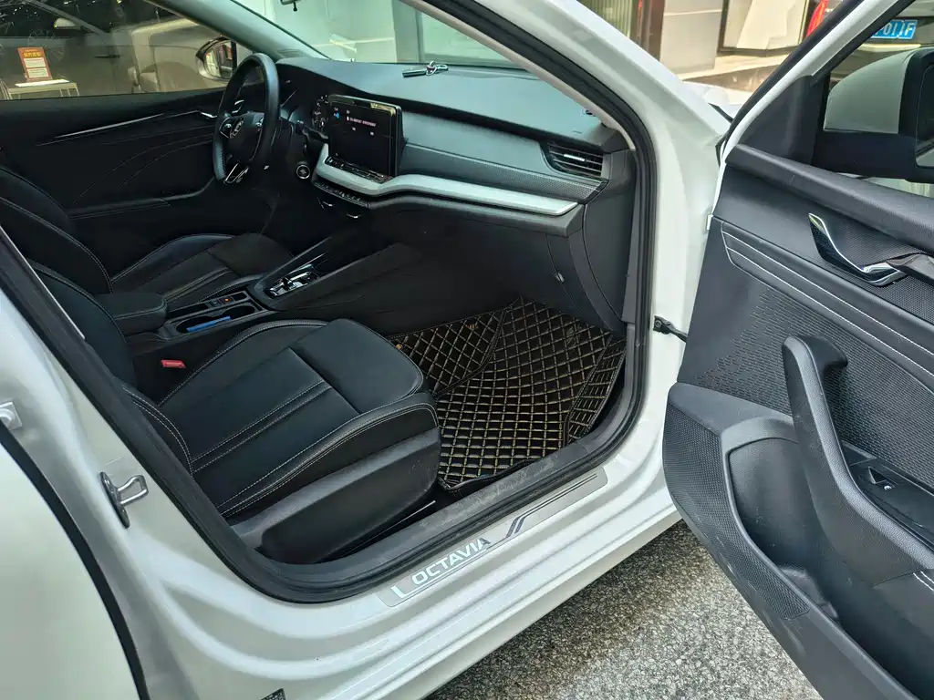 Skoda Octavia 2023 — фото 18