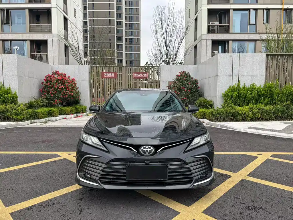 Toyota Camry 2022 — фото 2