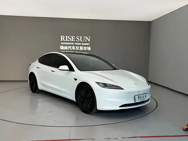 Tesla Model 3 2024