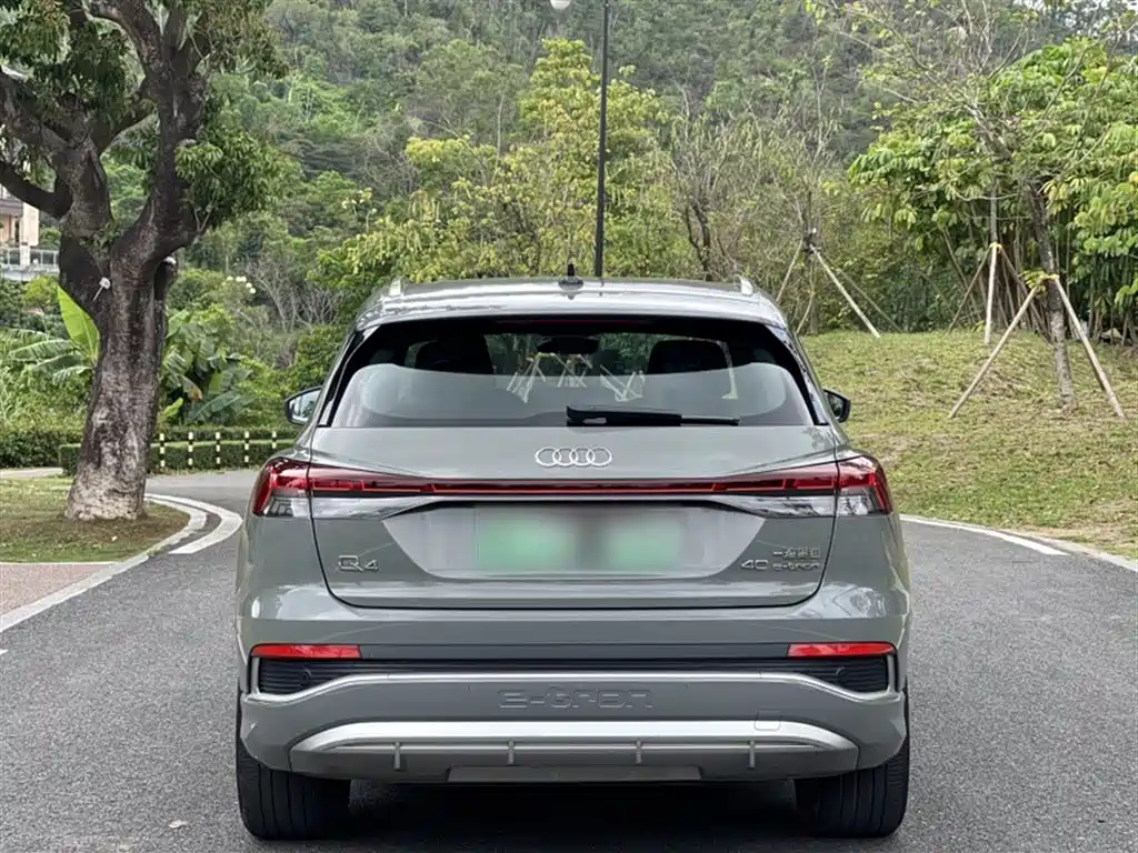 Audi Q4 e-tron 2023 — фото 11