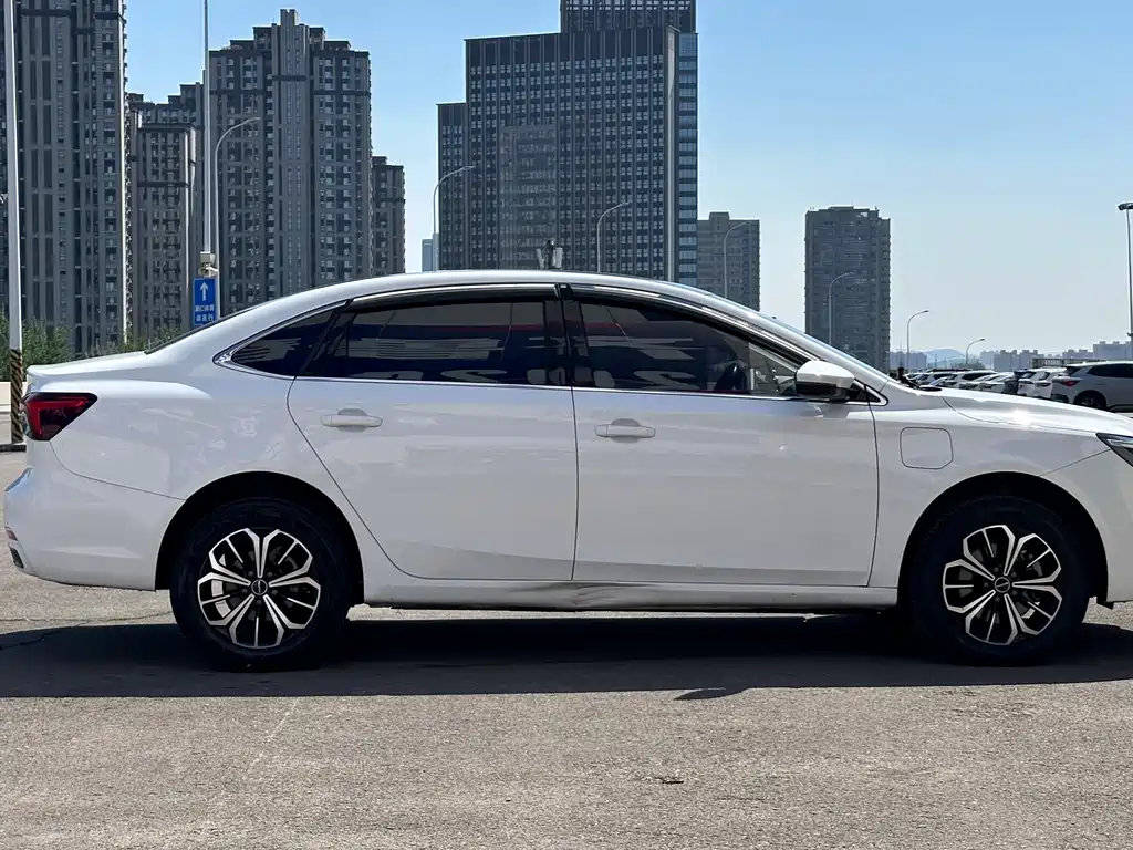Roewe i6 MAX New Energy 2022 — фото 4
