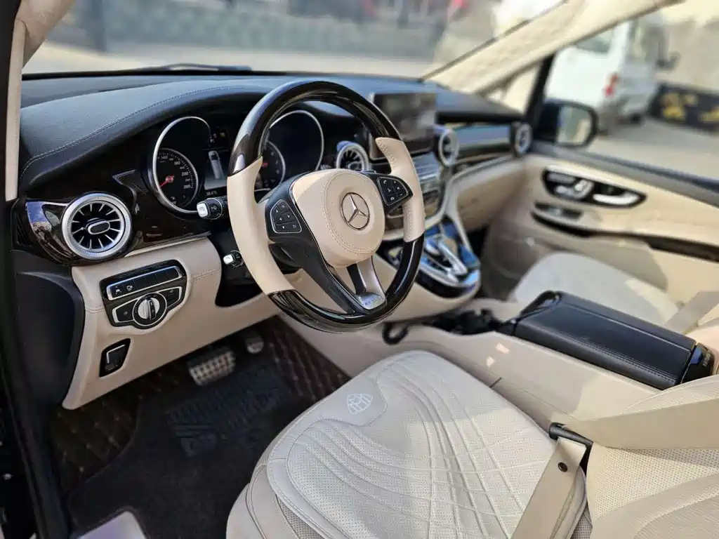 Mercedes-Benz V-Class 2019 — фото 27