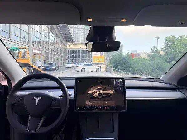 Tesla Model Y 2024