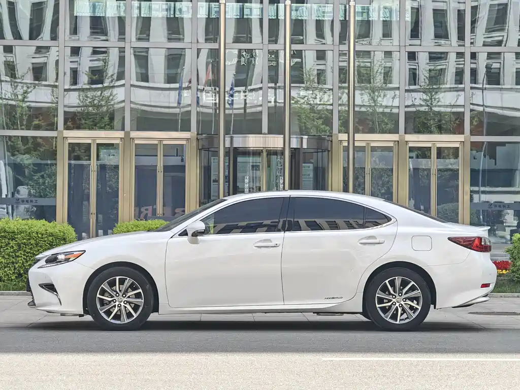 Lexus ES 2018 — фото 2