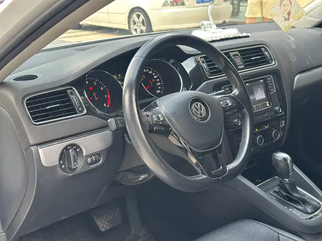 Volkswagen Sagitar 2019