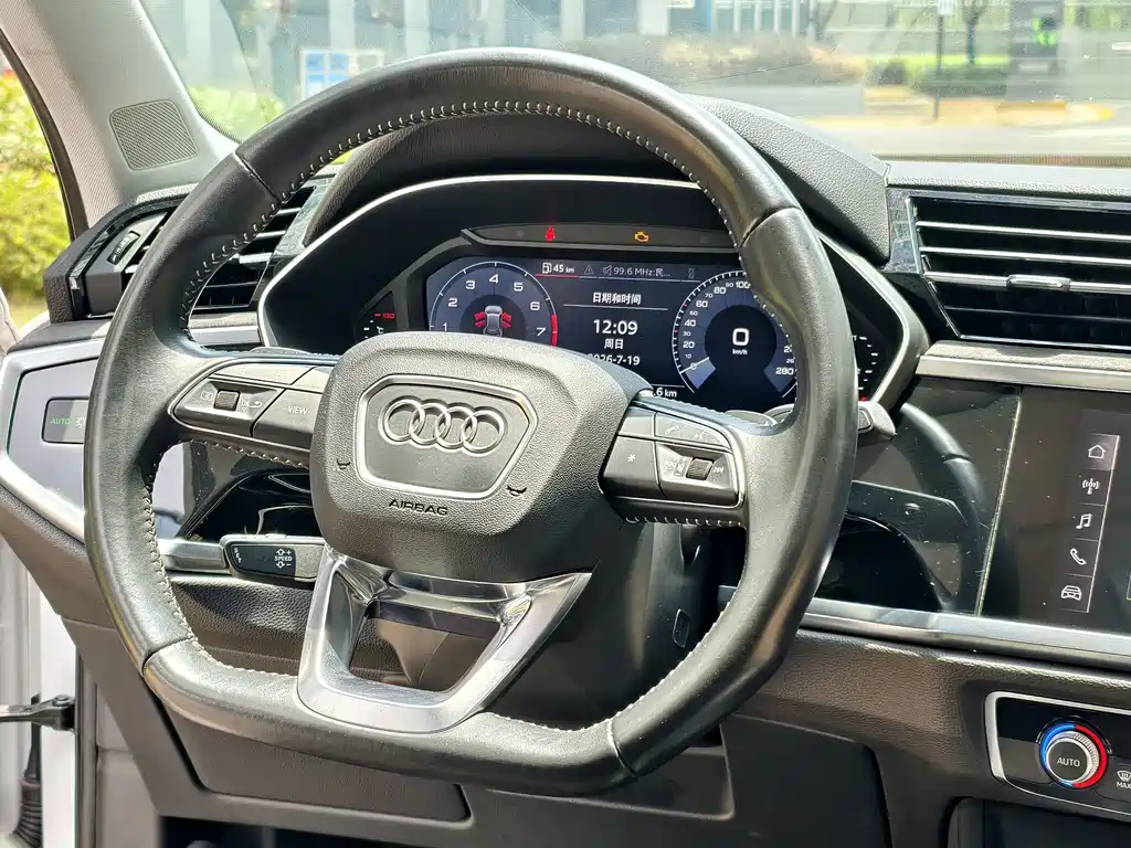 Audi Q3 2019 — фото 36