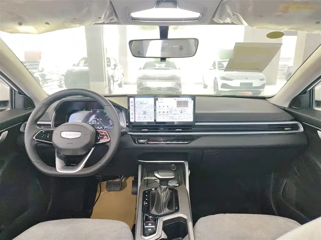 Geely Emgrand 2025 — фото 10