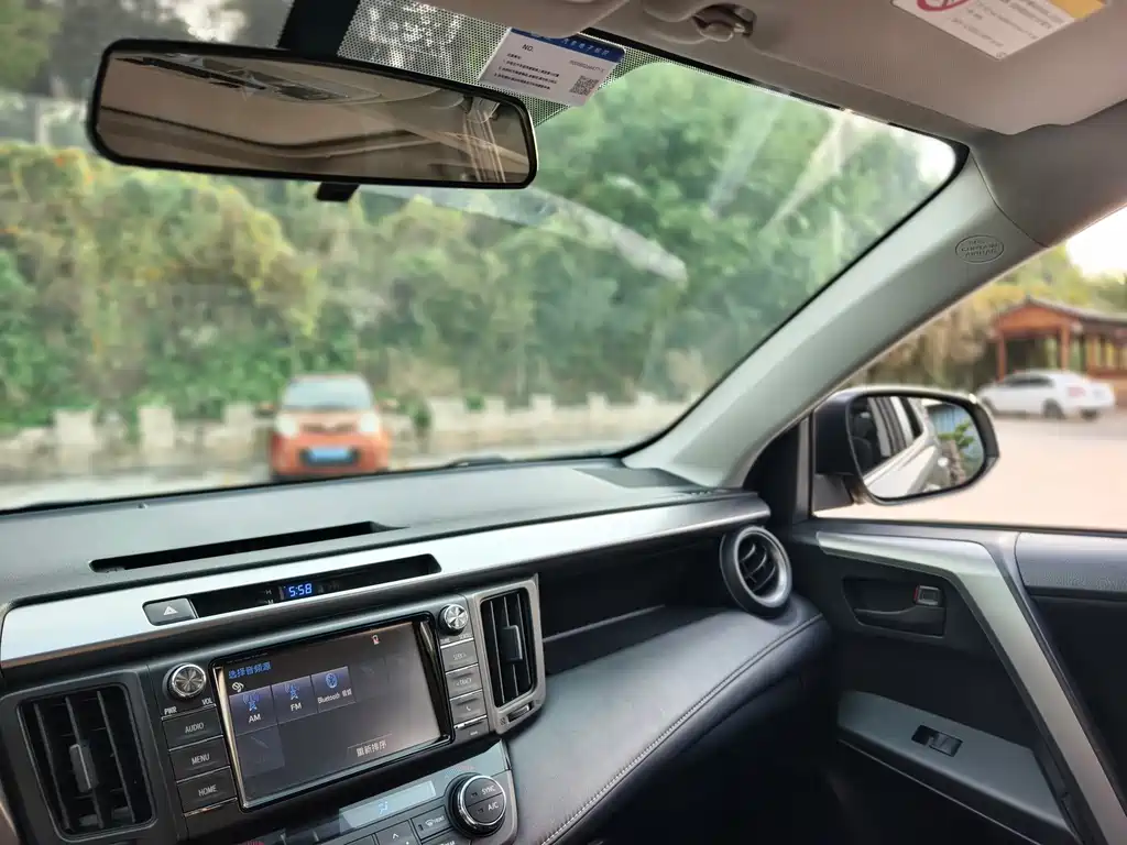 Toyota RAV4 2017 — фото 25
