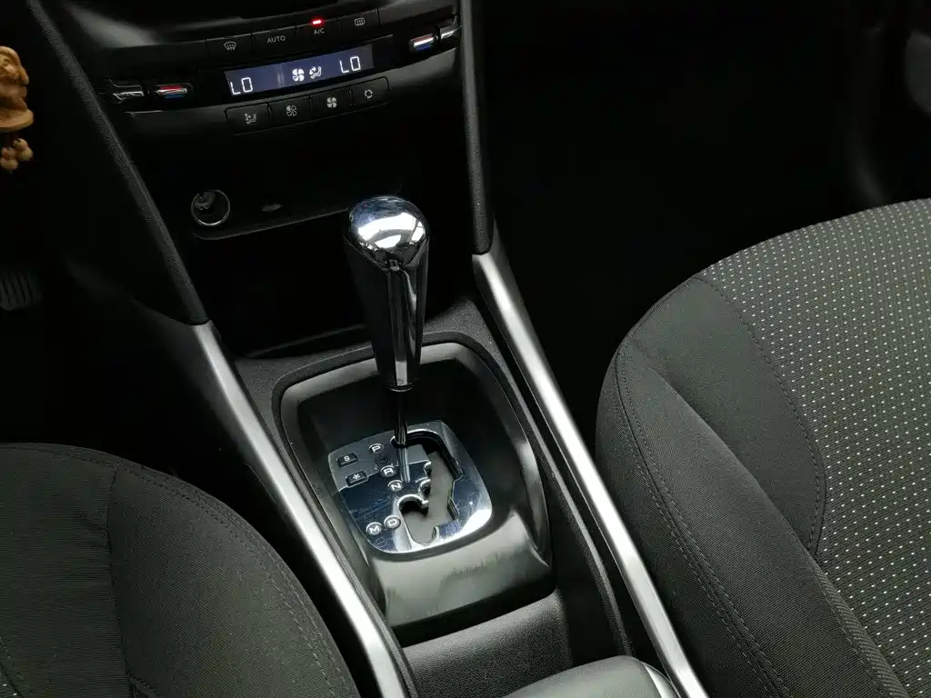 Peugeot 2008 2015 — фото 13
