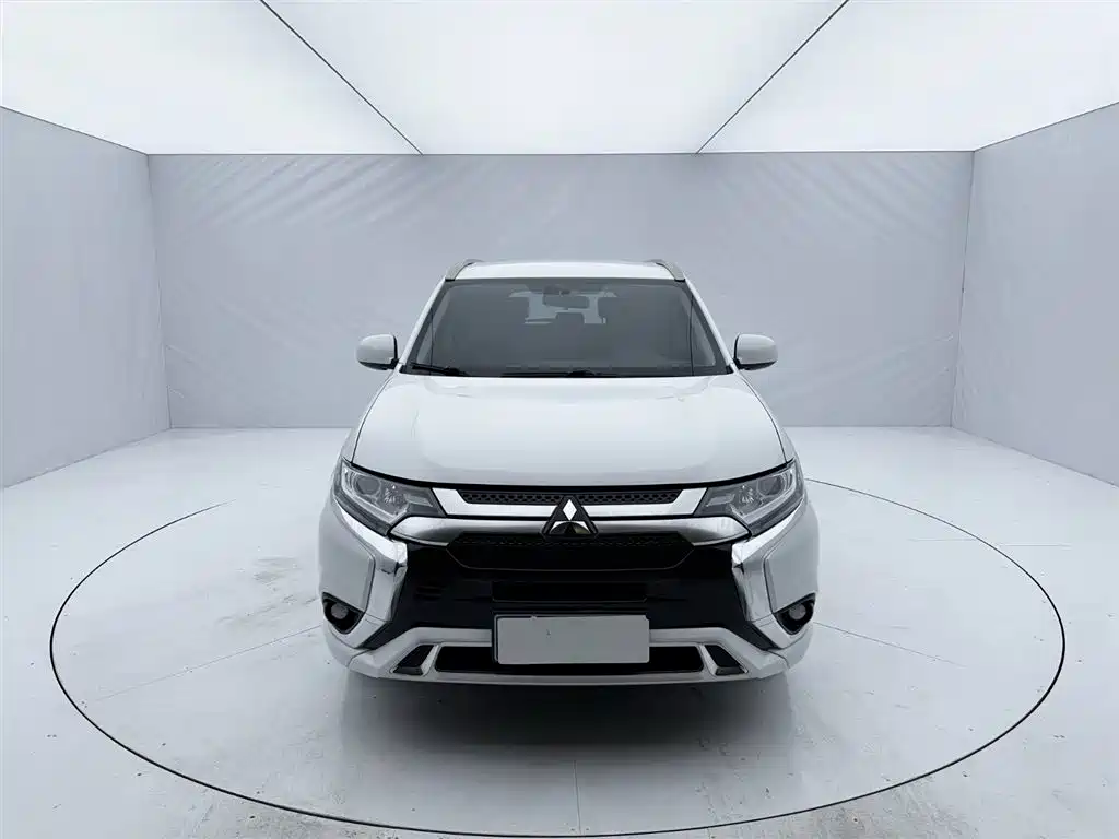 Mitsubishi Outlander 2022 — фото 2