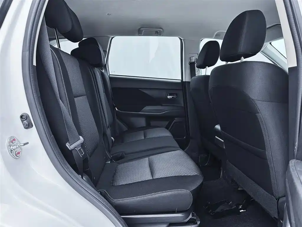 Mitsubishi Outlander 2022 — фото 12