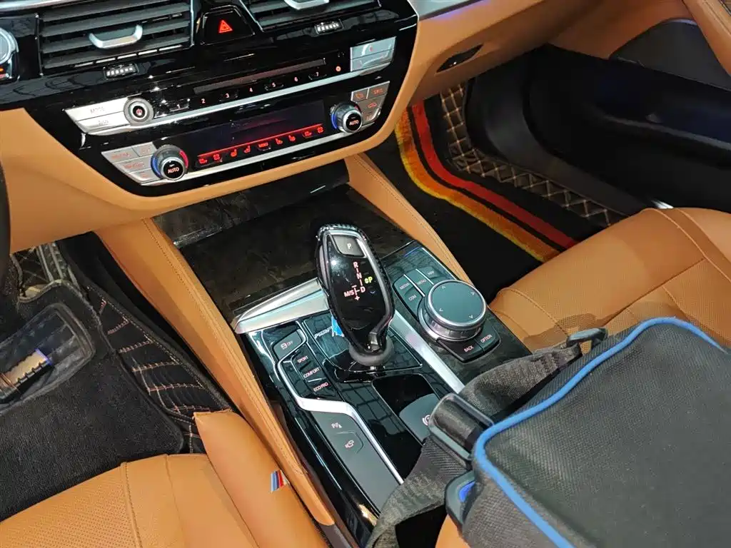 BMW 5 Series 2019 — фото 14