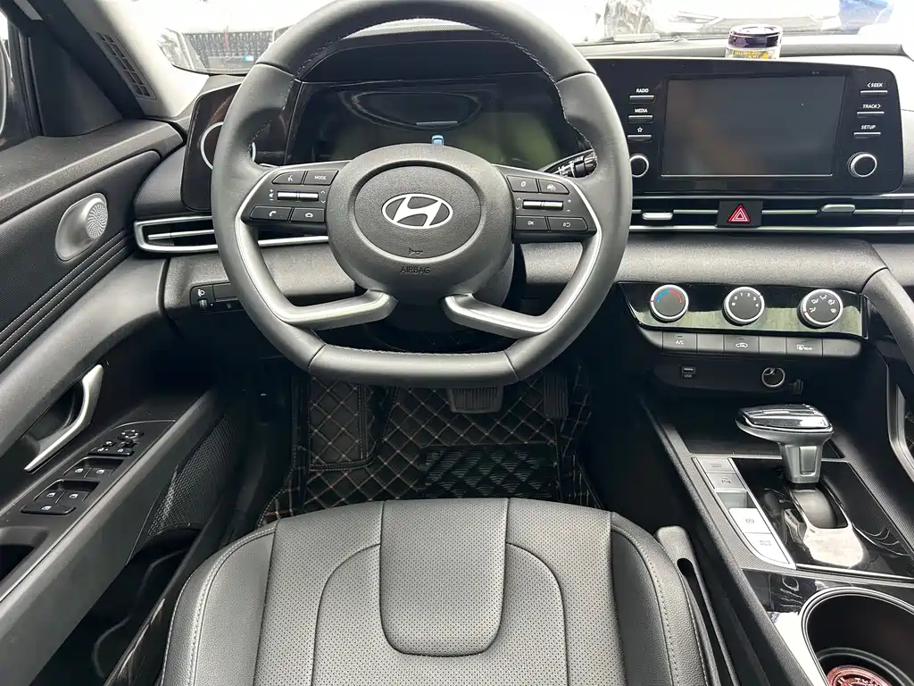 Hyundai Elantra 2023