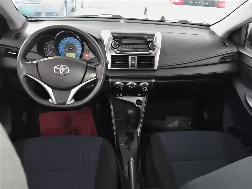 Toyota Yaris L 2015 — фото 10