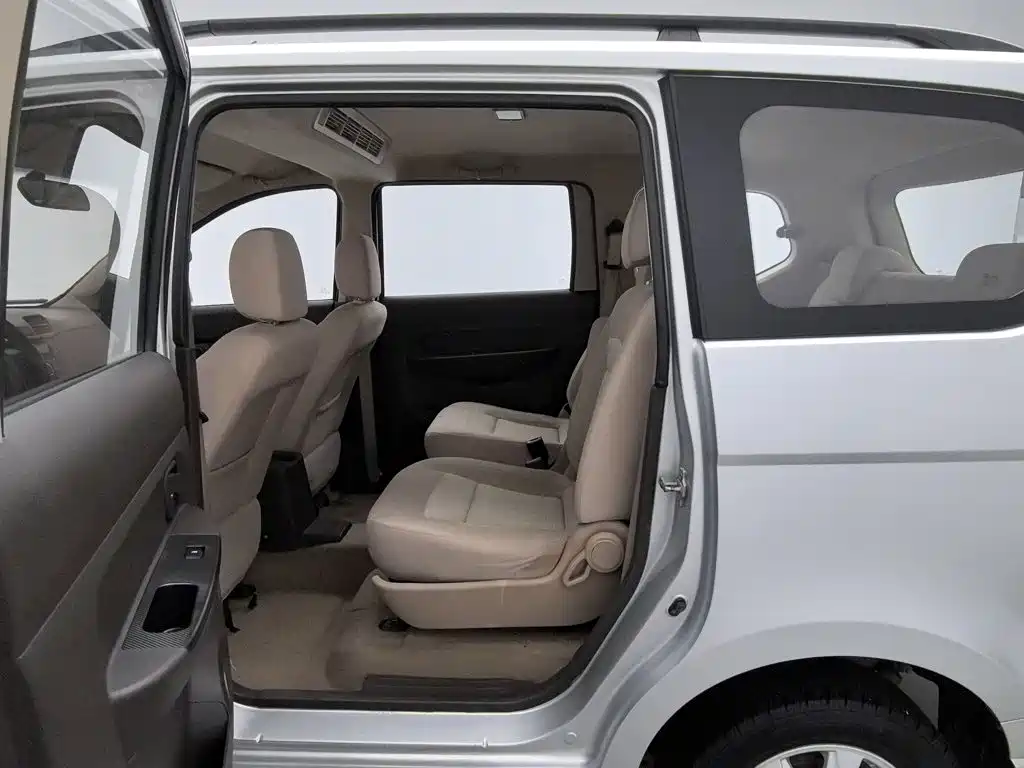 Wuling Hongguang 2015 — фото 15