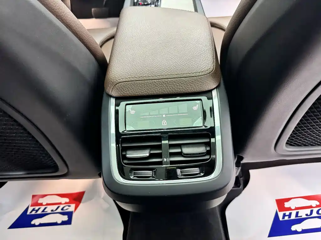Volvo XC60 2018 — фото 20