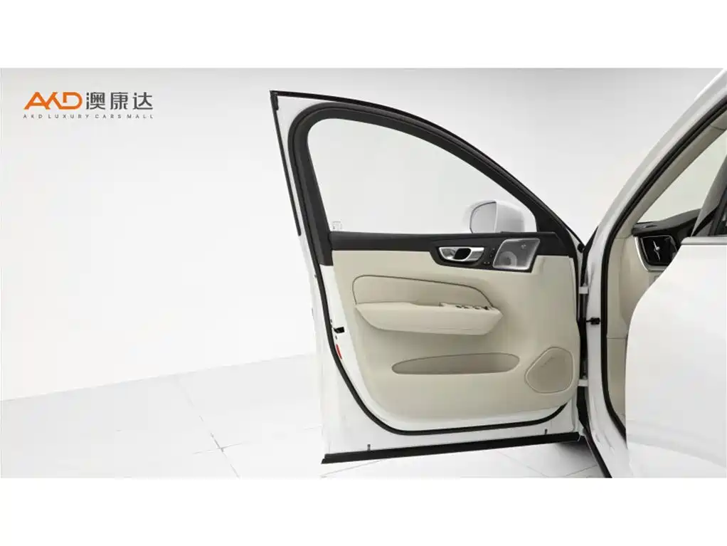 Volvo XC60 Plug-In Hybrid 2024 — фото 10