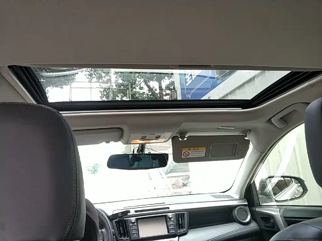 Toyota RAV4 2019 — фото 18