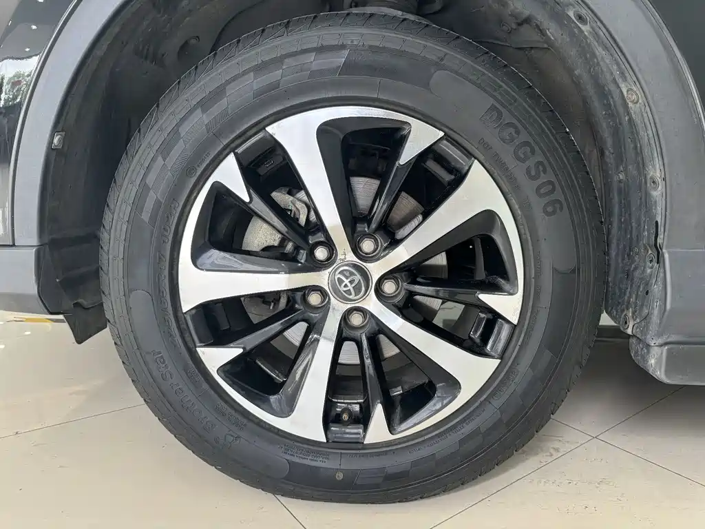 Toyota RAV4 2018 — фото 15