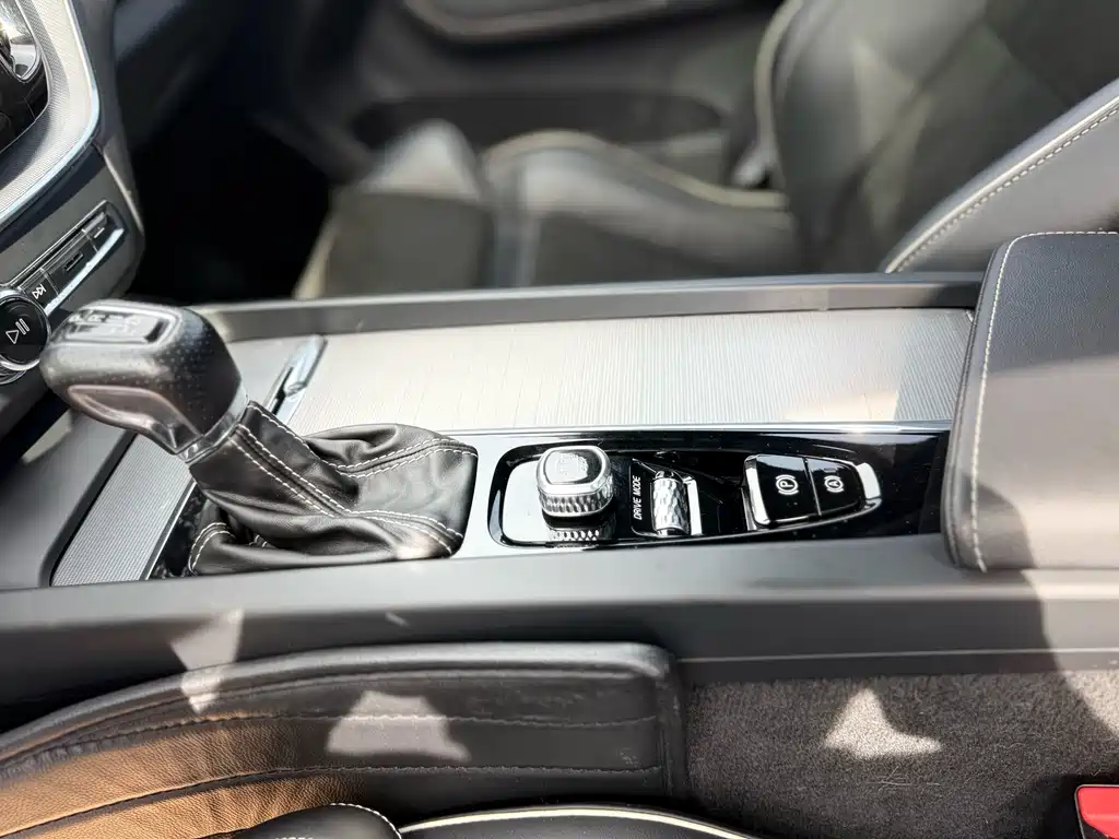 Volvo XC60 2018 — фото 13