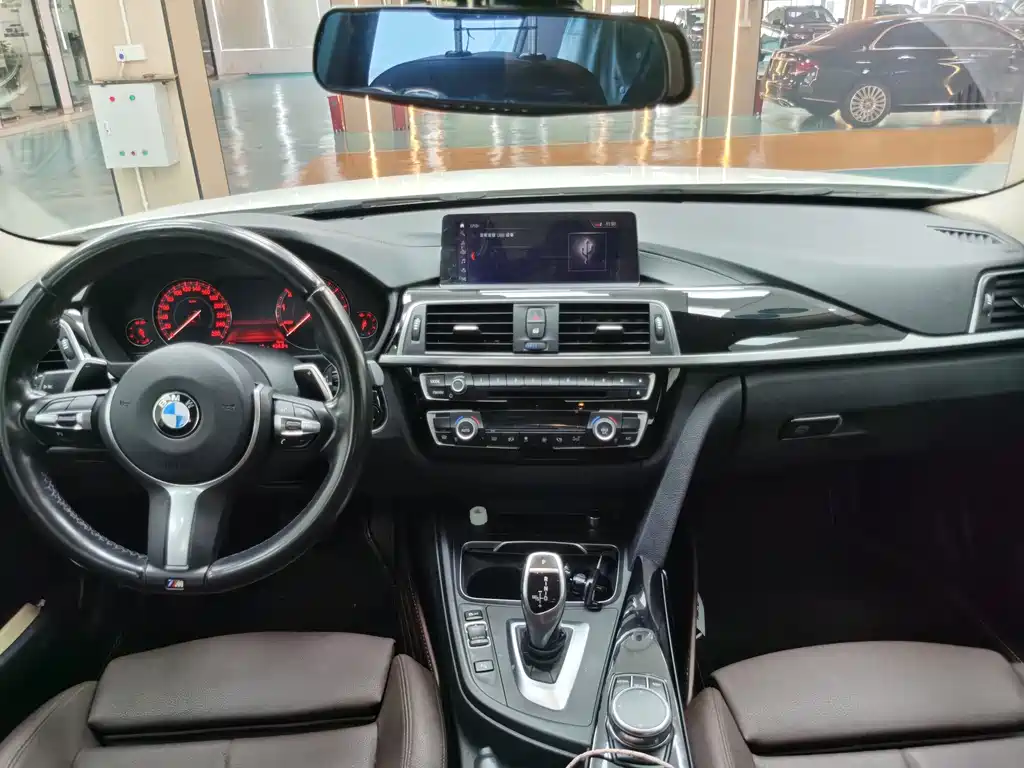 BMW 3 Series 2018 — фото 8