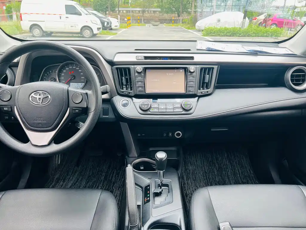 Toyota RAV4 2019 — фото 15