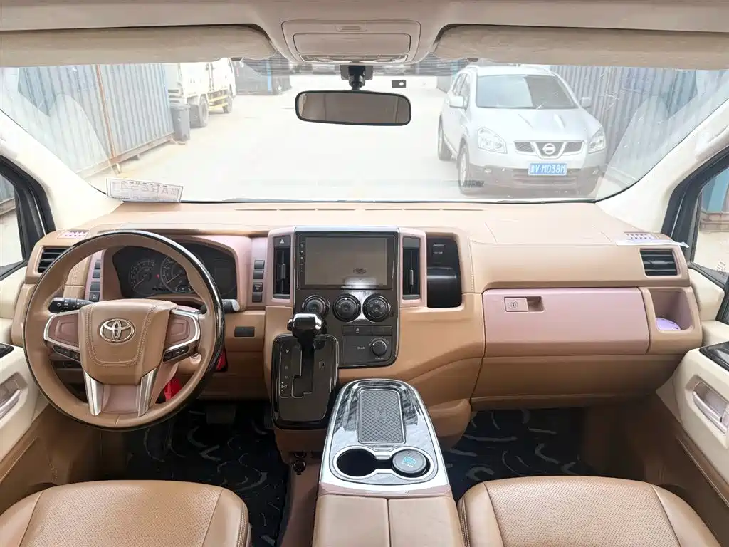 Toyota Hiace 2022 — фото 13