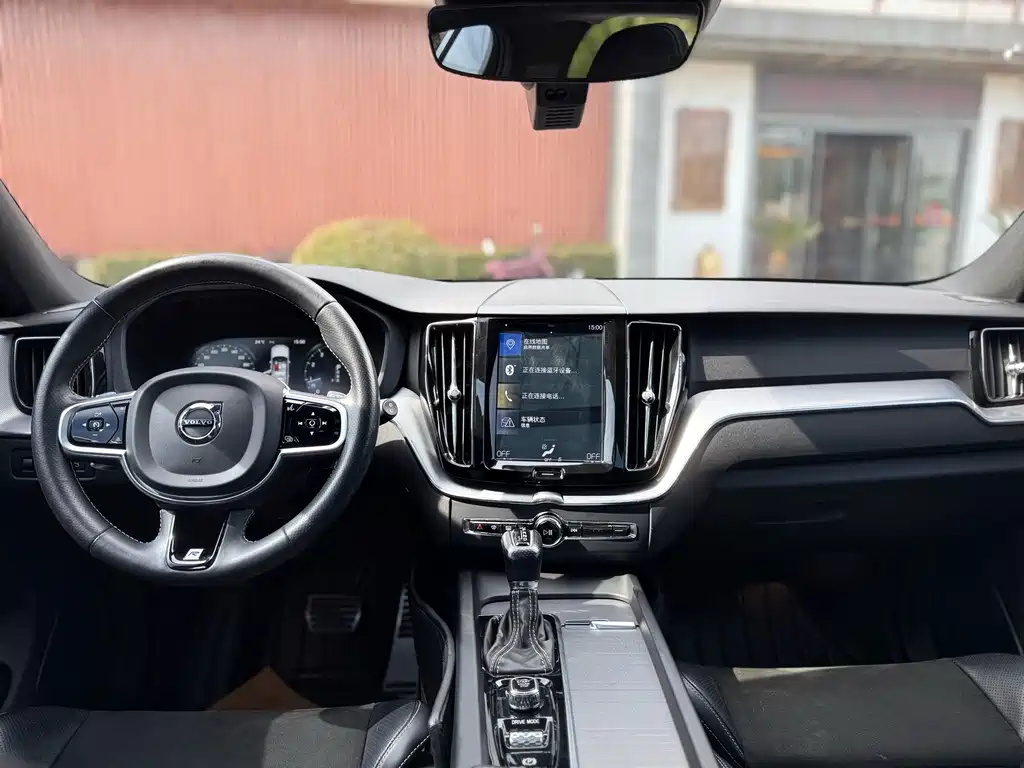 Volvo XC60 2018 — фото 18