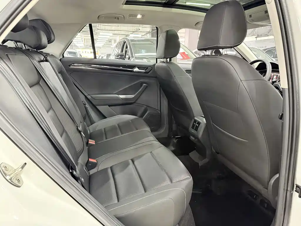 Volkswagen T-Roc 2023 — фото 11