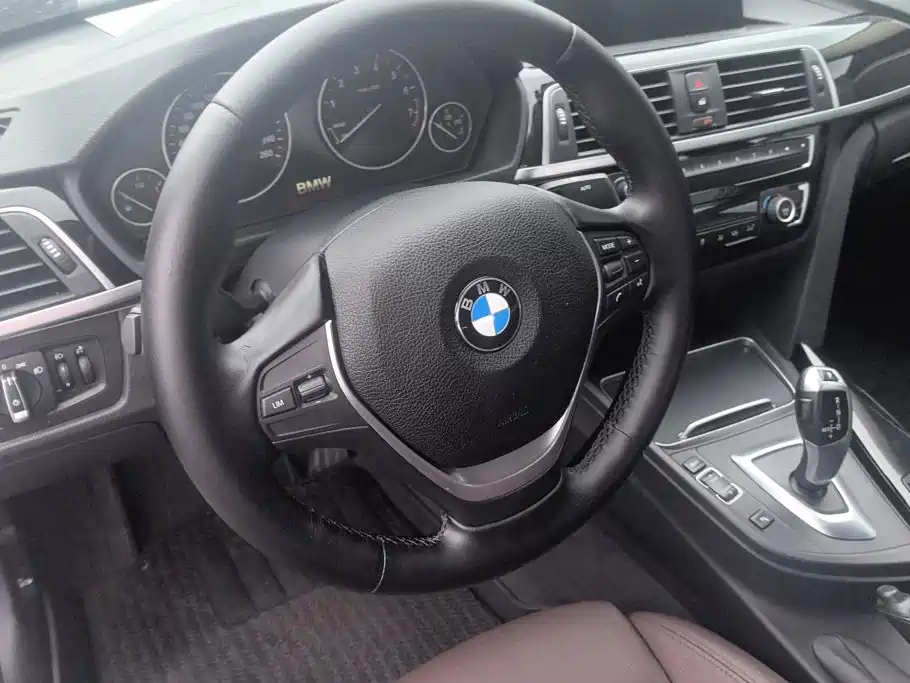 BMW 3 Series 2018 — фото 15