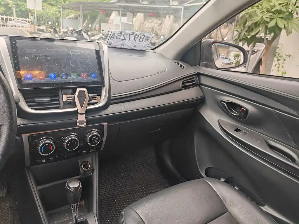 Toyota Yaris L 2017 — фото 11