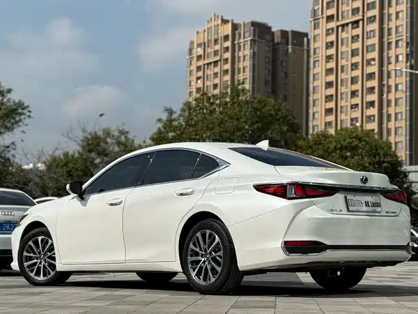 Lexus ES 2023