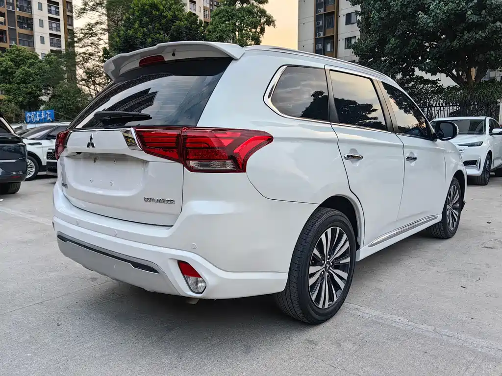 Mitsubishi Outlander 2021 — фото 10
