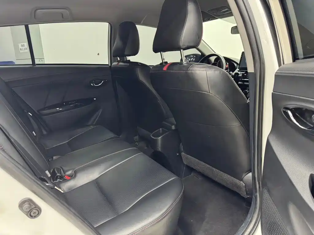 Toyota Yaris L 2023 — фото 8