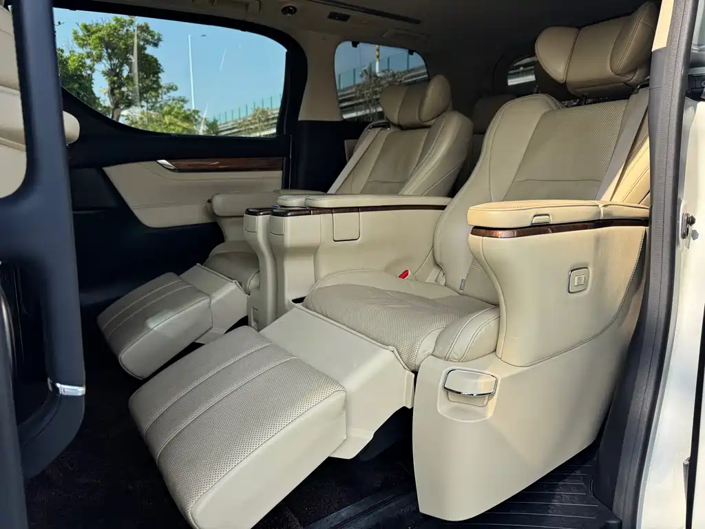 Toyota Alphard 2017 — фото 18