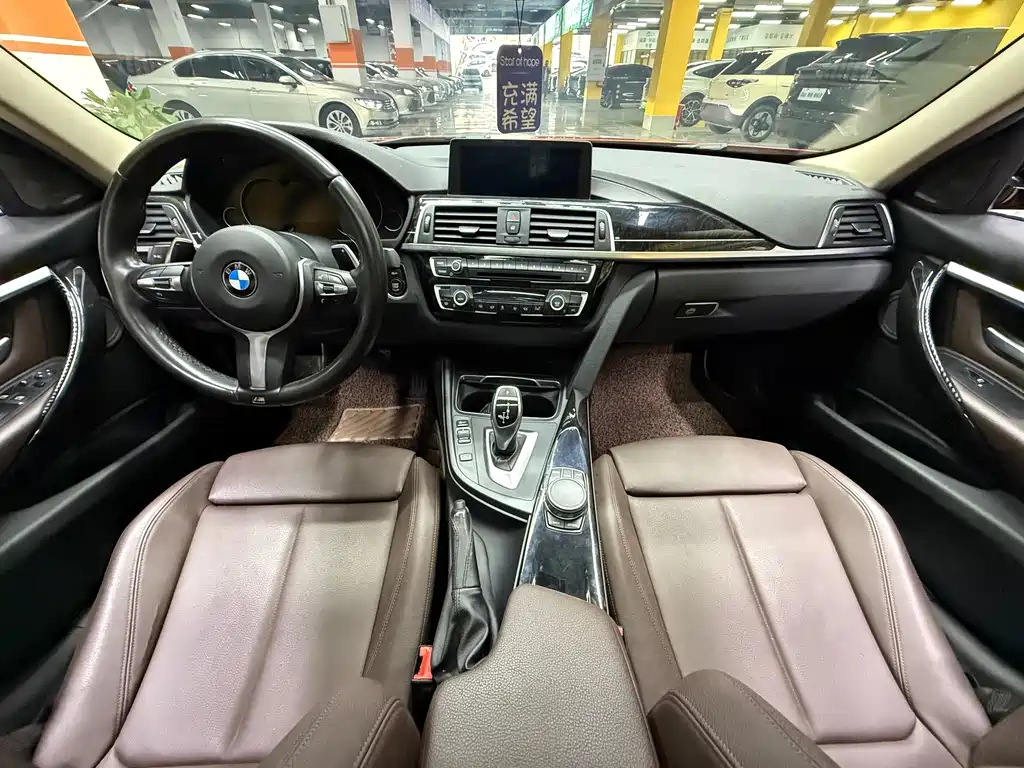 BMW 3 Series 2018 — фото 11