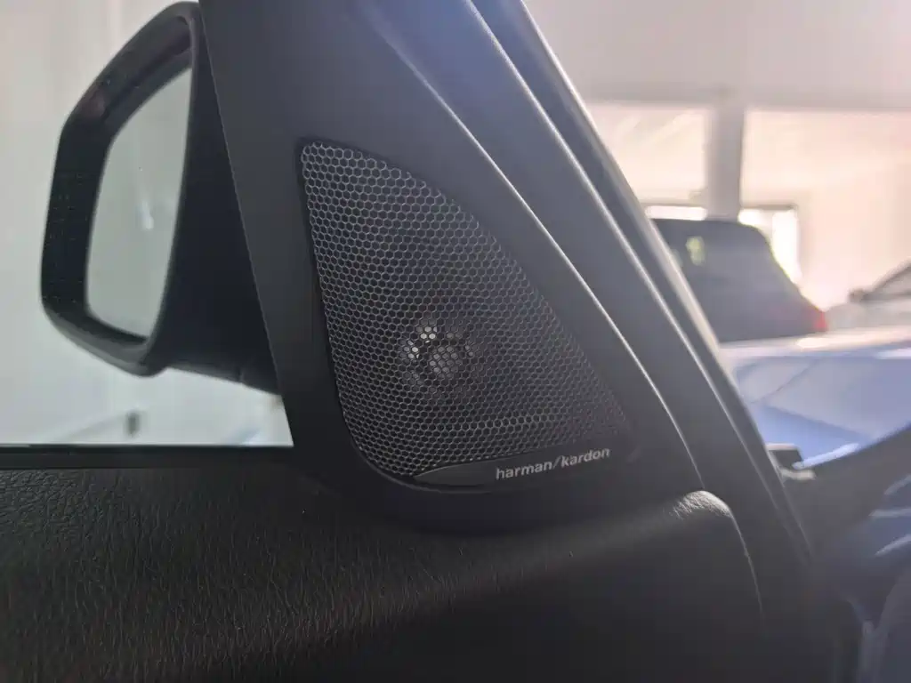 BMW 3 Series 2019 — фото 11